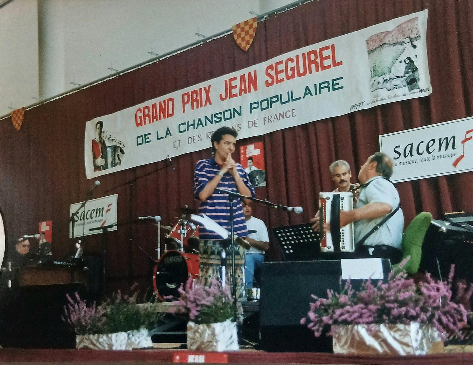 Scène du Grand Prix Jean Ségurel à Égletons, avec l'enseigne SACEM visible